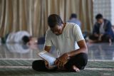 Warga membaca Al Quran di Masjid An Nur, Banda Aceh, Aceh, Senin (25/3/2024). Bulan suci Ramadhan menjadi momentum bagi umat Islam untuk memperbanyak ibadah karena akan dilipat gandakan pahala amalannya, seperti tadarus Al Quran dan ibadah Ramadhan lainnya. ANTARA FOTO/Khalis Surry