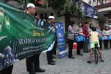 KB Samsat Surabaya Utara bagi takjil. Polisi dan pegawai membagikan takjil kepada pengendara motor di Kantor Bersama (KB) Samsat Surabaya Utara, Surabaya, Jawa Timur, Senin (25/3/2024). KB Samsat Surabaya Utara membagikan sekitar 300 bungkus takjil kepada pengendara motor maupun pengendara sepeda angin yang kebetulan melintas di depan kantor itu untuk memberikan hidangan sebagai pembuka puasa kepada mereka. Antara Jatim/Didik Suhartono