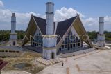 Foto udara Masjid Syaikh Utsman di Tungkal Ilir, Tanjung Jabung Barat, Jambi, Minggu (24/3/2024). Masjid yang secara resmi mulai digunakan pada Februari 2021 itu menjadi salah satu tempat wisata religi di daerah itu. ANTARA FOTO/Wahdi Septiawan/Spt.