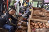 Warga antre membeli sembako saat Belanja Bazar Murah (BBM) di Kabupaten Ciamis, Jawa Barat, Selasa (26/3/2024). BBM yang digelar oleh Tim Pengendali Infalasi Daerah (TPID) Ciamis yang menyediakan terigu, minyak goreng, telur, dan tiga ton beras Stabilisasi Pasokan dan Harga Pangan (SPHP) sebagai upaya stabilisasi pasokan dan harga pangan jelang Lebaran. ANTARA FOTO/Adeng Bustomi/agr