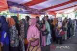 Warga antre membeli sembako saat Belanja Bazar Murah (BBM) di Kabupaten Ciamis, Jawa Barat, Selasa (26/3/2024). BBM yang digelar oleh Tim Pengendali Infalasi Daerah (TPID) Ciamis yang menyediakan terigu, minyak goreng, telur, dan tiga ton beras Stabilisasi Pasokan dan Harga Pangan (SPHP) sebagai upaya stabilisasi pasokan dan harga pangan jelang Lebaran. ANTARA FOTO/Adeng Bustomi/agr