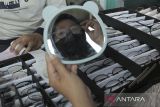 Warga memakai kacamata saat pemeriksaan mata gratis di Cikole, Kota Sukabumi, Jawa Barat, Selasa (26/3/2024).  Pemeriksaan mata gratis yang diselenggarakan oleh Perpustakaan Sujemu tersebut bertujuan untuk mengedukasi dan meningkatkan kepedulian masyarakat terhadap kesehatan mata agar terhindar dari gangguan penglihatan hingga kebutaan. ANTARA FOTO/Henry Purba/agr
