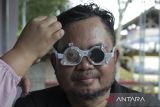 Petugas memeriksa mata warga saat pemeriksaan mata gratis di Cikole, Sukabumi, Jawa Barat, Selasa (26/3/2024). Pemeriksaan mata gratis yang diselenggarakan oleh Perpustakaan Sujemu tersebut bertujuan untuk mengedukasi dan meningkatkan kepedulian masyarakat terhadap kesehatan mata agar terhindar dari gangguan penglihatan hingga kebutaan. ANTARA FOTO/Henry Purba/agr
