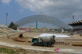Pekerja memasang rangka atap dan pengecoran lapangan bola Stadion Harapan Bangsa saat renovasi dan pembangunan kembali  yang dipersiapan untuk  Pekan Olahraga Nasional (PON) XXI di Banda Aceh, Aceh, Selasa (26/3/2024).  Pemerintah merenovasi dan membangunan  kembali sebanyak 12 venue PON XXI di Aceh dengan anggaran senilai Rp556,78 miliar yang berseumber dari APBN tahun 2023-2024  itu ditargetkan selesai dalam waktu 300 hari  kalender setelah penandatanganan kontrak kerja Desember 2023, sementara  progres fisik venue hingga saat ini  baru mencapai  14,18 persen. ANTARA FOTO/Ampelsa.