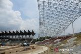 Pekerja memasang rangka atap dan pengecoran lapangan bola Stadion Harapan Bangsa saat renovasi dan pembangunan kembali  yang dipersiapan untuk  Pekan Olahraga Nasional (PON) XXI di Banda Aceh, Aceh, Selasa (26/3/2024).  Pemerintah merenovasi dan membangunan  kembali sebanyak 12 venue PON XXI di Aceh dengan anggaran senilai Rp556,78 miliar yang berseumber dari APBN tahun 2023-2024  itu ditargetkan selesai dalam waktu 300 hari  kalender setelah penandatanganan kontrak kerja Desember 2023, sementara  progres fisik venue hingga saat ini  baru mencapai  14,18 persen. ANTARA FOTO/Ampelsa.