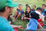 Sejumlah anak terdampak gempa Bawean menyaksikan pegiat literasi Bahana Patria Gupta bercerita di Dusun Lautsungai, Sangkapura, Pulau Bawean, Gresik, Jawa Timur, Selasa (26/3/2024). Pendampingan melalui permainan dan mendongeng tersebut bertujuan untuk menghibur anak-anak di lokasi pengungsian serta mengembalikan kondisi emosional anak-anak terdampak gempa Bawean. ANTARA Jatim/Rizal Hanafi/nym.