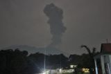 Gunung Marapi erupsi setinggi 1.500 meter di malam Ramadhan