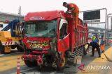 Truk diduga penyebab kecelakaan beruntun di gerbang Tol Halim