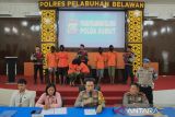 Kapolres Pelabuhan Belawan AKBP Janton Silaban (tengah) didampingi Kanit PPA Ipda Rostati Sihombing memberikan keterangan kepada wartawan saat penangkapan kasus eksploitasi anak di Polres Pelabuhan Belawan, Medan, Sumatera Utara, Rabu (23/3/2024). Kapolres mengatakan kasus eksploitasi anak ini melibatkan peran serta ibu kandung korban, DS (40), yang menawarkan jasa mesum anaknya kepada pria hidung belang kemudian Ibu kandung tersebut diduga terlibat dalam menjual diri anaknya kepada pihak yang memanfaatkan anak-anak untuk kepentingan tidak bermoral.ANTARA/Yudi Manar/