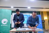 CFO eFishery Dhianendra Laksmana (kanan) bersama Digital Banking Service Function Head PT Bank Amar Indonesia Tbk Benyamin Tampubolon (kiri) menandatangani pernjanjian kerjasama di Kantor eFishery Bandung, Jawa Barat, Rabu (27/3/2024). Perusahaan eFishery menjalin kerjasama dengan PT Bank Amar Indonesia Tbk Benyamin dalam menyediakan penyaluran kredit berupa pembiayaan ekosistem sebesar Rp100 miliar kepada para pelaku UMKM akuakultur atau perikanan budidaya. ANTARA FOTO/Raisan Al Farisi/agr