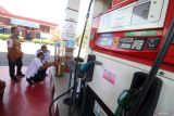  Petugas Dinas Perindustrian dan Perdagangan melakukan tera ulang takaran bahan bakar minyak (BBM) di salah satu stasiun pengisian bahan bakar umum (SPBU) di Kota Kediri, Jawa Timur, Rabu (27/3/2024). Tera ulang tersebut sebagai upaya memastikan ketepatan takaran guna melindungi masyarakat dari praktik curang SPBU menjelang musim mudik lebaran. ANTARA FOTO/Prasetia Fauzani/ANTARA FOTO/Prasetia Fauzani (ANTARA FOTO/Prasetia Fauzani)