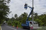 Petugas Dinas Perhubungan (Dishub) Ciamis memperbaiki lampu penerangan di Jalur Lingkar Selatan, Kabupaten Ciamis, Jawa Barat, Rabu (27/3/2024). Dishub Ciamis melakukan patroli dan pemeliharaan lampu penerang jalan di Jalur mudik Lebaran untuk meminimalisir kecelakaan dan tindak kejahatan. ANTARA FOTO/Adeng Bustomi/agr