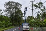 Petugas Dinas Perhubungan (Dishub) Ciamis memperbaiki lampu smart sistem Penerangan Jalan umum (PJU) di Jalur Lingkar Selatan, Kabupaten Ciamis, Jawa Barat, Rabu (27/3/2024). Dishub Ciamis melakukan patroli dan pemeliharaan lampu penerang jalan di Jalur mudik Lebaran untuk meminimalisir kecelakaan dan tindak kejahatan. ANTARA FOTO/Adeng Bustomi/agr