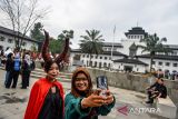 Pegiat seni teater menggelar pentas seni teater di halaman Gedung Sate, Bandung, Jawa Barat, Rabu (27/3/2024). Keluarga Mahasiswa Tetare Institut Senin Budaya Indonesia (ISBI) bersama komunitas teater se-Bandung Raya menggelar aksi pentas seni teater di jalanan dengan tema 