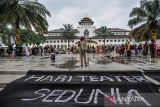 Pegiat seni teater menggelar pentas seni teater di halaman Gedung Sate, Bandung, Jawa Barat, Rabu (27/3/2024). Keluarga Mahasiswa Tetare Institut Senin Budaya Indonesia (ISBI) bersama komunitas teater se-Bandung Raya menggelar aksi pentas seni teater di jalanan dengan tema 