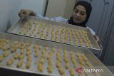 Pekerja menyelesaikan pembuatan kue kering di rumah produksi Nu Cookies, Baros, Kota Sukabumi, Jawa Barat, Rabu (27/3/2024). Jelang Lebaran permintaan kue kering yang dijual seharga Rp70 ribu hingga Rp120 ribu per toples tersebut meningkat mencapai 1.000 stoples, lebih tinggi dibanding tahun sebelumnya yang sebanyak 800 stoples. ANTARA FOTO/Henry Purba/agr