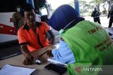 Tenaga kesehatan melakukan pemeriksaan sopir bus saat pemeriksaan kelaikan angkutan umum Lebaran di terminal Kepuhsari Kabupaten Jombang, Jawa Timur, Selasa (26/3/2024). Pemeriksaan kelaikan angkutan umum meliputi kelengkapan surat-surat dan komponen kendaraa serta pengecekan kesehatan sopir bus tersebut untuk mencegah risiko kecelakaan transportasi darat menjelang arus mudik Lebaran 2024. ANTARA Jatim/Syaiful Arif/