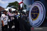 Petugas melakukan pemeriksaan kelaikan angkutan umum Lebaran di terminal Kepuhsari Kabupaten Jombang, Jawa Timur, Selasa (26/3/2024). Pemeriksaan kelaikan angkutan umum meliputi kelengkapan surat-surat dan komponen kendaraa serta pengecekan kesehatan sopir bus tersebut untuk mencegah risiko kecelakaan transportasi darat menjelang arus mudik Lebaran 2024. ANTARA Jatim/Syaiful Arif/rf