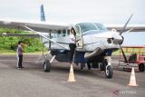 Penumpang bersiap menaiki pesawat Cessna Grand Caravan di Bandara Harun Thohir, Pulau Bawean, Gresik, Jawa Timur, Selasa (26/3/2024). Menurut keterangan Kepala Bandara Harun Thohir Tata Surya, ketersediaan kursi penumpang pada penerbangan Bawean-Surabaya telah terisi penuh hingga H+2 Lebaran 1445 H sedangkan Bawean-Sumenep masih tersedia. ANTARA Jatim/Rizal Hanafi