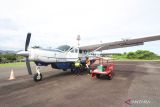 Petugas darat menaikan barang penumpang ke dalam pesawat Cessna Grand Caravan sebelum terbang di Bandara Harun Thohir, Pulau Bawean, Gresik, Jawa Timur, Selasa (26/3/2024). Menurut keterangan Kepala Bandara Harun Thohir Tata Surya, ketersediaan kursi penumpang pada penerbangan Bawean-Surabaya telah terisi penuh hingga H+2 Lebaran 1445 H sedangkan Bawean-Sumenep masih tersedia. ANTARA Jatim/Rizal Hanafi
