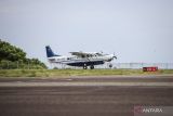 Pesawat Cessna Grand Caravan bersiap untuk lepas landas di Bandara Harun Thohir, Pulau Bawean, Gresik, Jawa Timur, Selasa (26/3/2024). Menurut keterangan Kepala Bandara Harun Thohir Tata Surya, ketersediaan kursi penumpang pada penerbangan Bawean-Surabaya telah terisi penuh hingga H+2 Lebaran 1445 H sedangkan Bawean-Sumenep masih tersedia. ANTARA Jatim/Rizal Hanafi