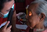 Dokter memeriksa kondisi mata seorang warga pada Safari Kesehatan 2024 di lingkungan Tampak Gangsul, Desa Dangin Puri Kauh, Denpasar, Bali, Rabu (27/3/2024). Kegiatan yang digelar di sejumlah desa se-Denpasar pada bulan Maret hingga Juni 2024 tersebut untuk memberikan pelayanan kesehatan gratis kepada masyarakat. ANTARA FOTO/Nyoman Hendra Wibowo/wsj.