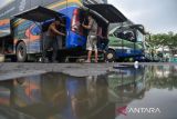 Mekanik melakukan perawatan bus di Pool Bus ALS, Medan, Sumatera Utara, Selasa (26/3/2024). Perawatan dan pemeriksaan kondisi bus yang dilakukan secara rutin tersebut untuk mencegah kecelakaan serta memberikan kenyamanan kepada penumpang saat melakukan perjalanan mudik Lebaran. ANTARA FOTO/Fransisco Carolio