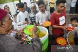 Sejumlah umat Islam berbuka puasa bersama di Masjid Ghaudiyah, Medan, Sumatera Utara, Minggu (17/3/2024). Pengurus Masjid Ghaudiyah menyiapkan sebanyak 400 porsi nasi briyaniÂ yang dibagikan kepada masyarakat setiap hari Minggu selama bulan suci Ramadhan 1445 H. ANTARA FOTO/Fransisco Carolio