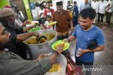 Sejumlah umat Islam berbuka puasa bersama di Masjid Ghaudiyah, Medan, Sumatera Utara, Minggu (17/3/2024). Pengurus Masjid Ghaudiyah menyiapkan sebanyak 400 porsi nasi briyaniÂ yang dibagikan kepada masyarakat setiap hari Minggu selama bulan suci Ramadhan 1445 H. ANTARA FOTO/Fransisco Carolio