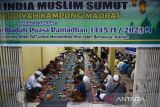 Sejumlah umat Islam berbuka puasa bersama di Masjid Ghaudiyah, Medan, Sumatera Utara, Minggu (17/3/2024). Pengurus Masjid Ghaudiyah menyiapkan sebanyak 400 porsi nasi briyaniÂ yang dibagikan kepada masyarakat setiap hari Minggu selama bulan suci Ramadhan 1445 H. ANTARA FOTO/Fransisco Carolio