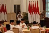 Jokowi berbincang dengan Prabowo dan Airlangga di sela buka puasa bersama