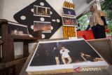 Pengunjung mengamati karya fotografi pertunjukan pada Kenduri Teater 2024 di gedung kesenian Indramayu, Jawa Barat, Kamis (28/3/2024). Pameran foto yang digelar Komunitas Studio Teater 50 tersebut dalam rangka memperingati Hari Teater Sedunia. ANTARA FOTO/Dedhez Anggara/agr
