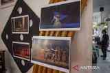 Pengunjung mengamati karya fotografi pertunjukan pada Kenduri Teater 2024 di gedung kesenian Indramayu, Jawa Barat, Kamis (28/3/2024). Pameran foto yang digelar Komunitas Studio Teater 50 tersebut dalam rangka memperingati Hari Teater Sedunia. ANTARA FOTO/Dedhez Anggara/agr
