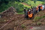 Tim SAR gabungan mengangkut jenazah korban yang tertimbun material longsor di Kampung Cigintung, Desa Cibenda, Kecamatan Cipongkor, Kabupaten Bandung Barat, Jawa Barat, Kamis (28/3/2024). Hingga hari keempat pencarian pukul 12.00 WIB, tim SAR gabungan telah berhasil mengevakuasi tujuh jenazah dari total 10 korban meninggal dunia yang tertimbun material longsor. ANTARA FOTO/Raisan Al Farisi/agr
