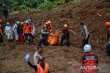 Tim SAR gabungan mengangkut jenazah korban yang tertimbun material longsor di Kampung Cigintung, Desa Cibenda, Kecamatan Cipongkor, Kabupaten Bandung Barat, Jawa Barat, Kamis (28/3/2024). Hingga hari keempat pencarian pukul 12.00 WIB, tim SAR gabungan telah berhasil mengevakuasi tujuh jenazah dari total 10 korban meninggal dunia yang tertimbun material longsor. ANTARA FOTO/Raisan Al Farisi/agr
