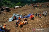 Tim SAR gabungan mengangkut jenazah korban yang tertimbun material longsor di Kampung Cigintung, Desa Cibenda, Kecamatan Cipongkor, Kabupaten Bandung Barat, Jawa Barat, Kamis (28/3/2024). Hingga hari keempat pencarian pukul 12.00 WIB, tim SAR gabungan telah berhasil mengevakuasi tujuh jenazah dari total 10 korban meninggal dunia yang tertimbun material longsor. ANTARA FOTO/Raisan Al Farisi/agr
