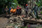 Tim SAR gabungan mengangkut jenazah korban yang tertimbun material longsor di Kampung Cigintung, Desa Cibenda, Kecamatan Cipongkor, Kabupaten Bandung Barat, Jawa Barat, Kamis (28/3/2024). Hingga hari keempat pencarian pukul 12.00 WIB, tim SAR gabungan telah berhasil mengevakuasi tujuh jenazah dari total 10 korban meninggal dunia yang tertimbun material longsor. ANTARA FOTO/Raisan Al Farisi/agr
