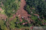 Foto udara permukiman yang tertimbun material longsor di Kampung Cigintung, Desa Cibenda, Kecamatan Cipongkor, Kabupaten Bandung Barat, Jawa Barat, Kamis (28/3/2024). Pemerintah Kabupaten Bandung Barat menetapkan status tanggap darurat bencana selama 14 hari sejak Senin (25/3), sementara hingga saat ini tim SAR gabungan telah menemukan empat jenazah dari 10 korban yang tertimbun material longsor. ANTARA FOTO/Raisan Al Farisi/agr