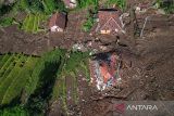 Foto udara permukiman yang tertimbun material longsor di Kampung Cigintung, Desa Cibenda, Kecamatan Cipongkor, Kabupaten Bandung Barat, Jawa Barat, Kamis (28/3/2024). Pemerintah Kabupaten Bandung Barat menetapkan status tanggap darurat bencana selama 14 hari sejak Senin (25/3), sementara hingga saat ini tim SAR gabungan telah menemukan empat jenazah dari 10 korban yang tertimbun material longsor. ANTARA FOTO/Raisan Al Farisi/agr