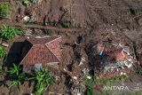 Foto udara permukiman yang tertimbun material longsor di Kampung Cigintung, Desa Cibenda, Kecamatan Cipongkor, Kabupaten Bandung Barat, Jawa Barat, Kamis (28/3/2024). Pemerintah Kabupaten Bandung Barat menetapkan status tanggap darurat bencana selama 14 hari sejak Senin (25/3), sementara hingga saat ini tim SAR gabungan telah menemukan empat jenazah dari 10 korban yang tertimbun material longsor. ANTARA FOTO/Raisan Al Farisi/agr