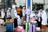 Sejumlah santri asal Bali yang menjalani pendidikan di Pondok Pesantren Darussalam Blokagung, Banyuwangi, Jawa Timur tiba di Terminal Mengwi, Badung, Bali, Kamis (28/3/2024). Sekitar 500 orang santri asal Bali itu melakukan perjalanan mudik lebih awal pada masa liburan Hari Raya Idul Fitri 1445 Hijriah. ANTARA FOTO/Fikri Yusuf/wsj.