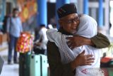 Santri asal Bali yang menjalani pendidikan di Pondok Pesantren Darussalam Blokagung, Banyuwangi, Jawa Timur memeluk keluarganya setibanya di Terminal Mengwi, Badung, Bali, Kamis (28/3/2024). Sekitar 500 orang santri asal Bali itu melakukan perjalanan mudik lebih awal pada masa liburan Hari Raya Idul Fitri 1445 Hijriah. ANTARA FOTO/Fikri Yusuf/wsj.