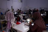 Peningkatan produk konveksi jelang lebaran di Madiun. Pekerja menjahit pakaian di sebuah industri rumahan konveksi di Mancaan, Jiwan, Kabupaten Madiun, Jawa Timur, Rabu (27/3/2024). Industri rumahan konveksi yang memproduksi pakaian wanita dan anak-anak tersebut meningkatkan produksinya hingga sekitar 100 persen dari 125 menjadi 250 potong pakaian per hari guna memenuhi permintaan pakaian untuk lebaran yang dipasarkan melalui pasar digital dengan harga Rp25.000-Rp190.000 per potong. Antara Jatim/Siswowidodo