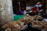 Produksi kue manco jelang lebaran di Madiun. Pekerja membuat kue manco di sebuah industri rumahan di Tambakmas, Kebonsari, Kabupaten Madiun, Jawa Timur, Kamis (28/3/2024). Industri rumahan tersebut menaikkan jumlah produksi dari sebelumnya sebanyak 400-500 kemasan menjadi 800-1.000 kemasan per hari guna memenuhi peningkatan permintaan kue untuk lebaran dan dijual dengan harga Rp6 ribu-Rp10 ribu per kemasan. Antara Jatim/Siswowidodo