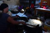 Produksi kue manco jelang lebaran di Madiun. Pekerja menggoreng kue manco di sebuah industri rumahan di Tambakmas, Kebonsari, Kabupaten Madiun, Jawa Timur, Kamis (28/3/2024). Industri rumahan tersebut menaikkan jumlah produksi dari sebelumnya sebanyak 400-500 kemasan menjadi 800-1.000 kemasan per hari guna memenuhi peningkatan permintaan kue untuk lebaran dan dijual dengan harga Rp6 ribu-Rp10 ribu per kemasan. Antara Jatim/Siswowidodo