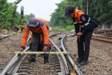 PT KAI siagakan 842 petugas antisipasi gangguan prasarana perkeretaapian. Teknisi memeriksa rel kereta api di jalur kereta api di kawasan Nias, Surabaya, Jawa Timur, Kamis (28/3/2024). PT Kereta Api Indonesia (Persero) menyiagakan 842 personel untuk mengantisipasi gangguan prasarana perkeretaapian pada masa mudik Lebaran 2024 seperti Petugas Jaga Jalan Lintas (PJL), Petugas Pemeriksa Jalur (PPJ) dan Petugas Daerah Pemantauan Khusus (Petugas Dapsus). ANTARA Jatim/Didik Suhartono