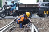 PT KAI siagakan 842 petugas antisipasi gangguan prasarana perkeretaapian. Teknisi merawat rel kereta api di jalur kereta api di kawasan Nias, Surabaya, Jawa Timur, Kamis (28/3/2024). PT Kereta Api Indonesia (Persero) menyiagakan 842 personel untuk mengantisipasi gangguan prasarana perkeretaapian pada masa mudik Lebaran 2024 seperti Petugas Jaga Jalan Lintas (PJL), Petugas Pemeriksa Jalur (PPJ) dan Petugas Daerah Pemantauan Khusus (Petugas Dapsus). ANTARA jatim/Didik Suhartono