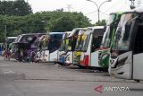 Penambahan armada angkutan lebaran di Terminal Purabaya. Sejumlah armada bus angkutan Lebaran terparkir di Terminal Purabaya, Bungurasih, Sidoarjo, Jawa Timur, Kamis (28/3/2024). Pengelola Terminal Purabaya mempersiapkan sekitar 2000 armada bus Antar Kota Dalam Provinsi (AKDP) dan 100 armada bus dengan rute Antar Kota Antar Provinsi (AKAP) untuk membantu memperlancar perjalanan pemudik pada arus mudik Idul Fitri 1445 H. ANTARA jatim/Umarul Faruq