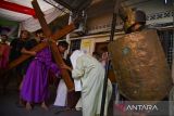 Anggota Orang Muda Katolik (OMK) melakukan prosesi Tablo Kisah Sengsara Yesus Kristus pada perayaan Jumat Agung di Gereja Katedral Medan, Sumatera Utara, Jumat (29/3/2024). Prosesi Tablo yang menggambarkan kesengsaraan Yesus hingga wafat di kayu salib tersebut merupakan rangkaian dari perayaan Paskah. 