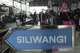 Penumpang Kereta Api Pangrango tiba di Stasiun Sukabumi, Jawa Barat, Jumat (29/3/2024). PT KAI Daop 1 menyediakan sebanyak 128.964 tiket mudik lokal sebanyak 66.000 tiket KA Pangrango jurusan Bogor - Sukabumi dan 62.964 tiket KA Siliwangi jurusan Sukabumi - Cipatat menjelang angkutan Lebaran 2024. ANTARA FOTO/Henry Purba/agr
